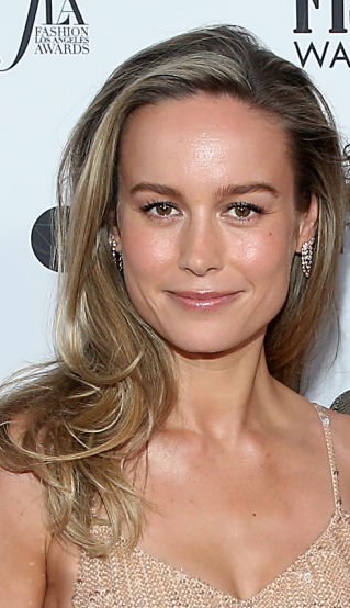Brie Larson - Long Curled Hairstyle (2022) - The Daily Front Row's 6th ...
