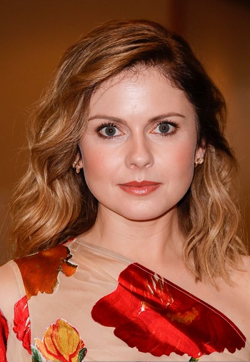 Rose McIver’s Shoulder Length Beach Waves Hairstyle – [Hairstylist: Sophia Porter] - 20220721