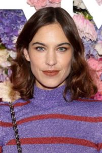 Alexa Chung's Shoulder Length Curled Hairstyle - [Hairstylist: Alexandry Costa] - 20220908