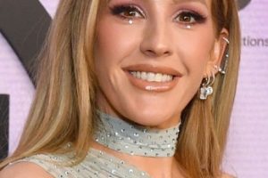 Ellie Goulding – Long Straight Hairstyle (2022) – American Music Awards