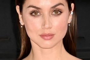 Ana De Armas – Long Modern Slicked Back Hairstyle (2022) – “The Gray Man” Special Screening