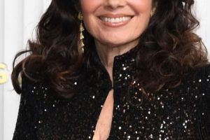 Fran Drescher – Long Curly Hairstyle (2023) – 29th Screen Actors Guild Awards