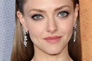 Amanda Seyfried – Slicked Back Long Straight Hairstyle (2023) – Apple TV+’s “The Crowded Room” New York Premiere