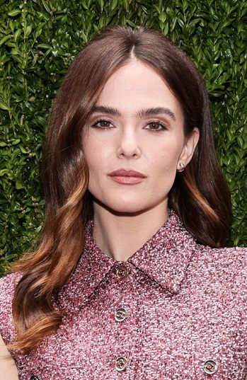 Zoey Deutch - Long Curled Hairstyle (2023) - CHANEL Tribeca Festival ...